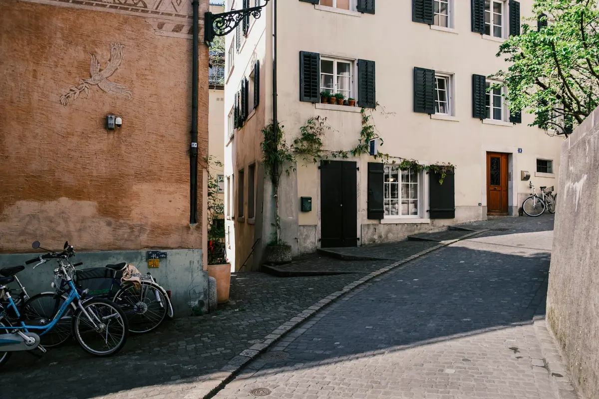 Stille Gasse in der Zürcher Altstadt mit Fensterläden und abgestellten Velos