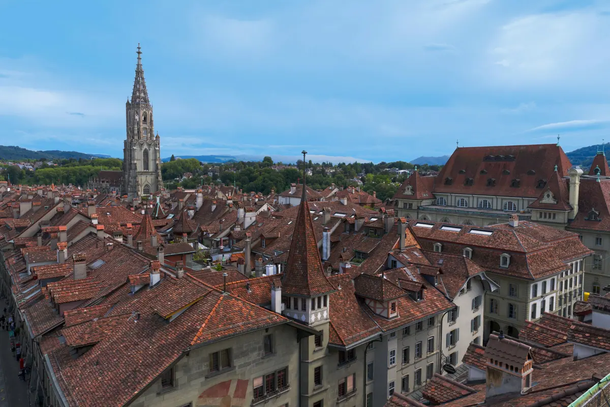 Dächer der Berner Altstadt mit dem Münsterturm