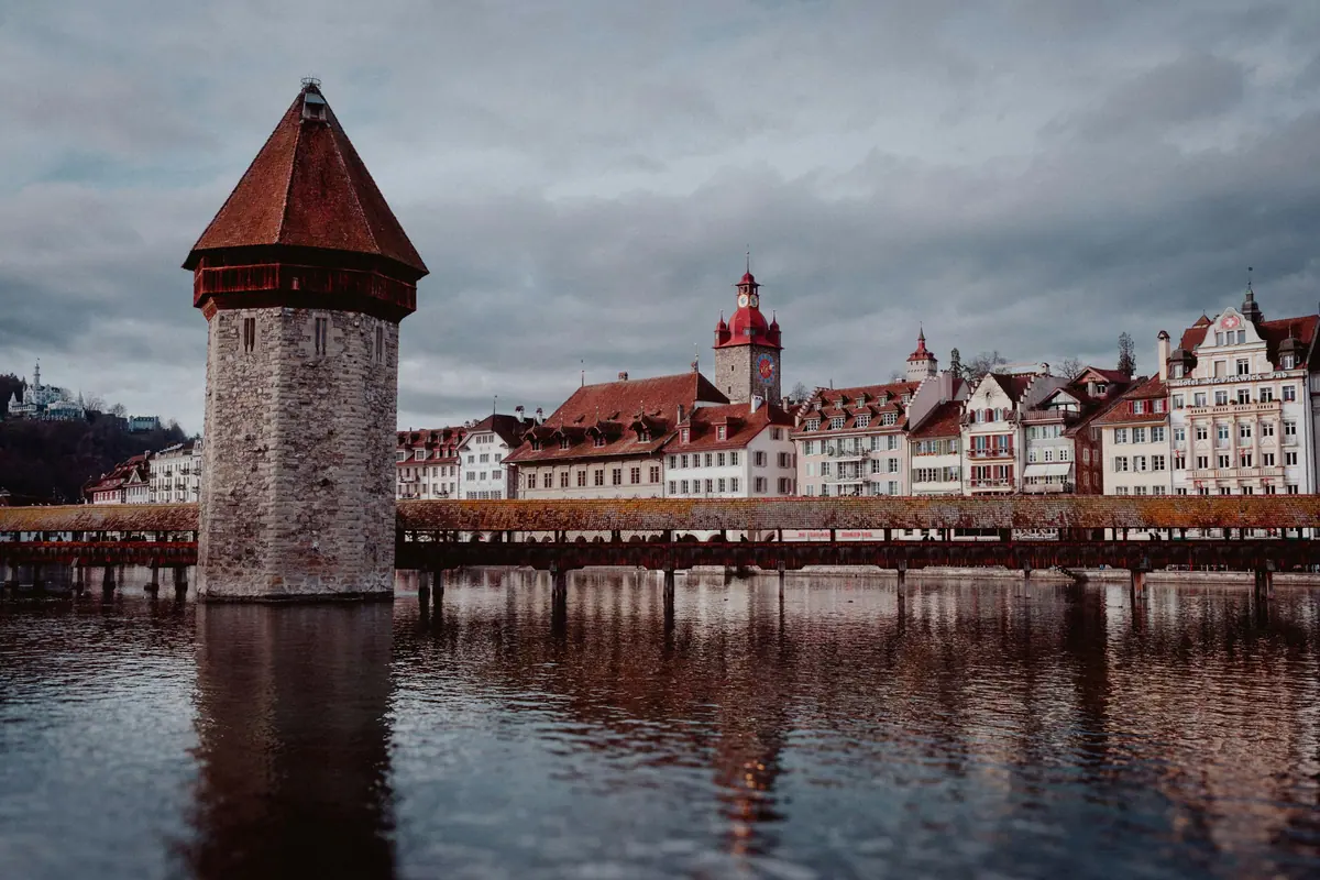 Kapellbrücke und Wasserturm in Luzern unter bewölktem Himmel
