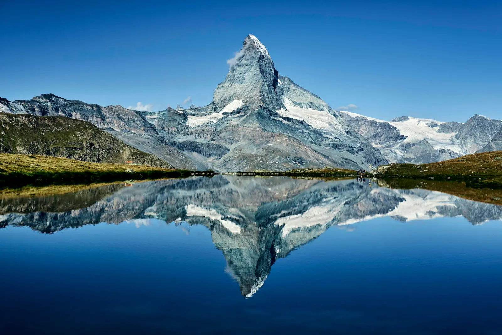 Spiegelung des Matterhorns in einem Bergsee oberhalb von Zermatt