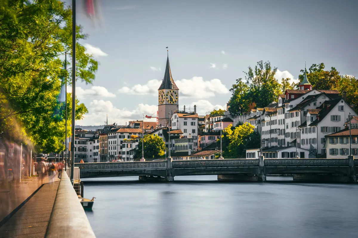 Die Limmat in Zürich mit der Altstadt und dem Kirchturm von St. Peter